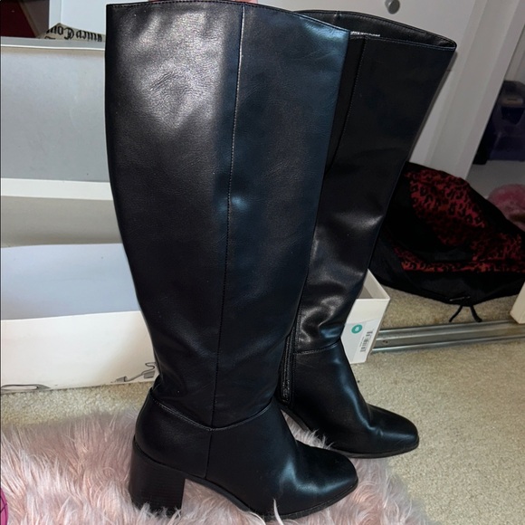 Black Knee-High Leather Boots - Picture 1 of 2